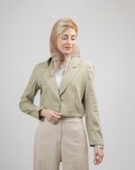 نمای نزدیک از دکمه کت لینن تک دکمه با دوخت باکیفیت