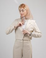 کت لینن تک دکمه روی مانکن در یک استایل روزمره